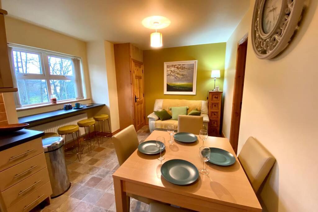 3 Bedroom House Located In Centre Of Carndonagh Exterior foto